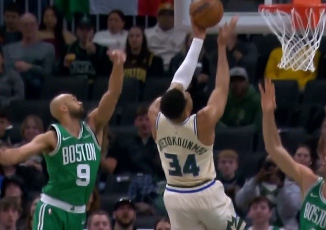 kaiyun登录入口-冲击力依然很强！字母哥反击一条龙上篮 缺阵15场后拿到复出首分