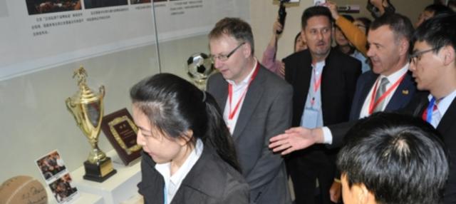 开云体育官网-机不可失!万国群星开卖著名画作 教你如何画梅西